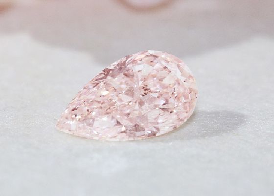 बड़े आकार का फैंसी गुलाबी सीवीडी मानव निर्मित सिंथेटिक हीरा 3.74 कैरेट नाशपाती आकार