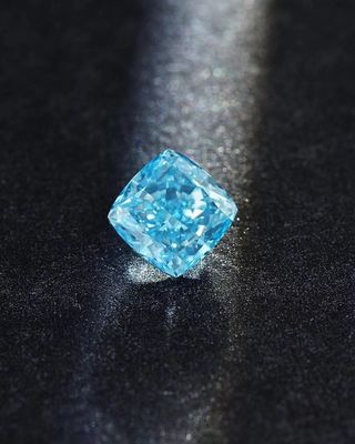 लूज़ सीवीडी लैब ग्रोन सिंथेटिक फैंसी विविड ब्लू डायमंड कुशन आकार 2.25ct आईजीआई प्रमाणित