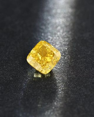 IGI सर्टिफिकेट के साथ सिंथेटिक लूज लैब ग्रोन येलो डायमंड 2.53ct कुशन कट