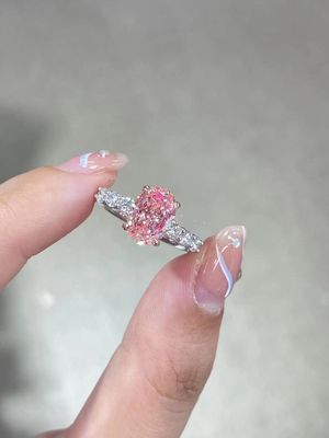 2.5ct फैंसी गुलाबी प्रयोगशाला बनाया हीरा सगाई के छल्ले 18K सफेद सोने दुल्हन की अंगूठी
