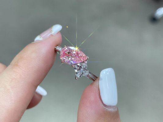 गुलाबी और सफेद बेर 1.5ct लैब वयस्क आदमी बनाया सिंथेटिक हीरे सेट के साथ 18K सफेद सोने फैशनेबल अंगूठी