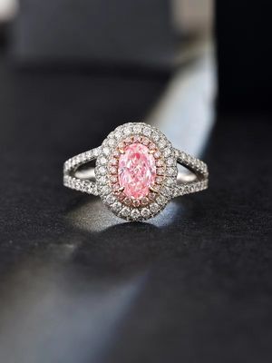 0.89ct प्रयोगशाला निर्मित सिंथेटिक फैंसी गुलाबी सीवीडी हीरा आईजीआई प्रमाणित 18K सफेद सोने सेट हीरा अंगूठी