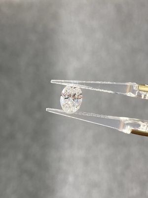 अंडाकार आकार प्रयोगशाला में उगाया गया सीवीडी सफेद हीरा 3.4ct आईजीआई प्रमाण पत्र के साथ