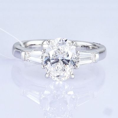 18k White Lab Grown Diamond Ring Three Stones Design 1ct+ D VVS2 क्लासिक डिजाइन अंडाकार आकार