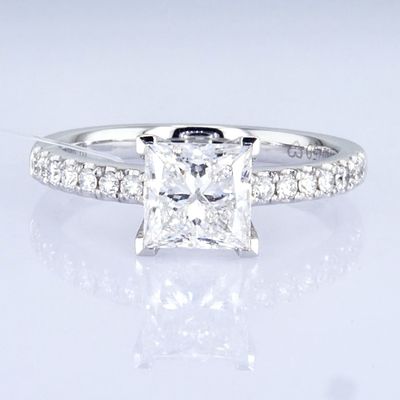 18k 1.5ct+ राजकुमारी डिजाइन अंगूठी दैनिक शैली राजकुमारी आकार सफेद सिंथेटिक हीरा अंगूठी