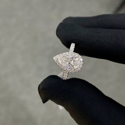 18k कल्चर सफेद हीरा महिला की अंगूठी 1.53ct ई VS1 Pear Shape Full Diamond Bezel Set Style
