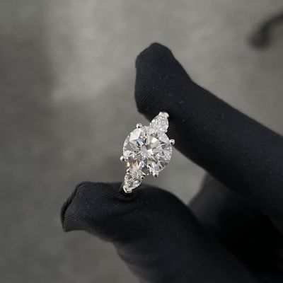 प्रयोगशाला में उगाए गए हीरे के छल्ले 3.01ct सीवीडी सफेद एफ वीएस2 तीन पत्थर शैली गोल