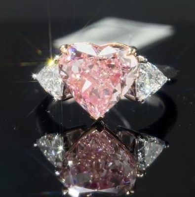 कस्टम-मेड हार्ट कट लैब बनाया डायमंड रिंग गुलाबी आभूषण 4.03ct तीन पत्थर शैली