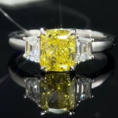 1.22ct लैब में उगाया गया हीरा रिंग पीले हीरे के साथ तीन पत्थर शैली कस्टम-निर्मित गहने